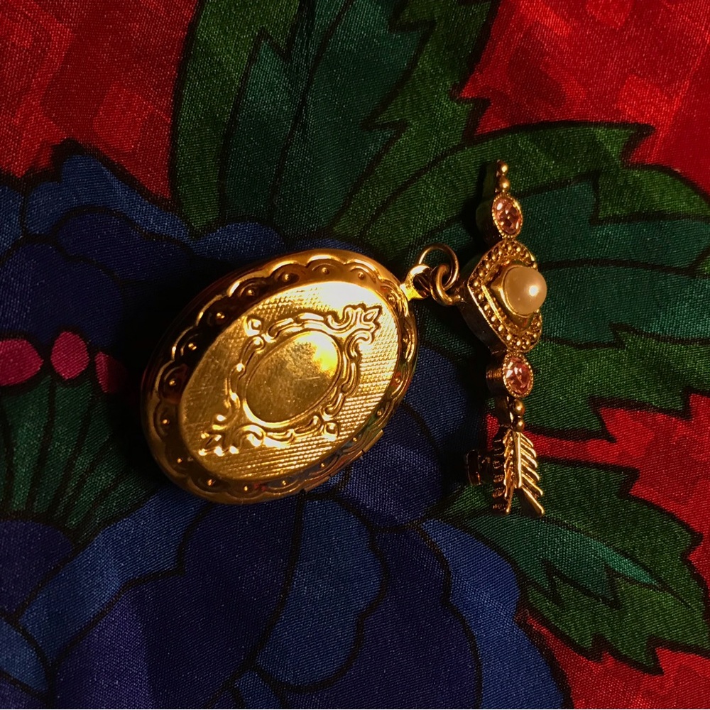 Vintage Cupid Gold Locket with Cherub Design Charm - Picture 4 of 9